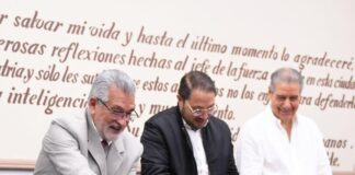 Entrega Alberto Islas escrituras a familias de la Reserva Territorial