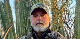 Multimillonario muere al ser embestido por un búfalo que cazaba .