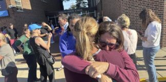 Dos niños mueren y 17 lesionados tras tiroteo en escuela católica en Minneapolis .