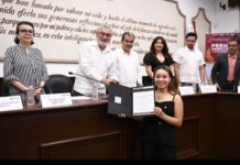 Entrega Alberto Islas Reyes Premio Municipal de la Juventud.