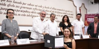 Entrega Alberto Islas Reyes Premio Municipal de la Juventud.