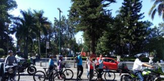Ciclistas marchan en Xalapa para visibilizar sus exigencias.