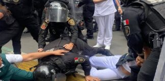 Encapsulamiento policial, también contra protestas de trabajadores de la salud en Ciudad de México.