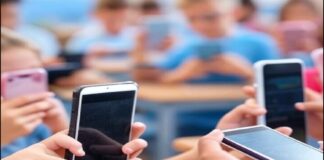Gobierno de Texas prohíbe celulares en escuelas públicas.