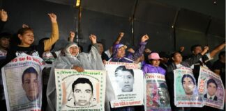 Padres y madres de los 43 exigen al Ejército entregar documentos sobre Ayotzinapa.