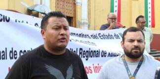 Camilleros del Hospital Civil Nachón protestan por despido injustificado .