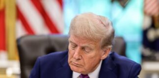 Trump advierte a Venezuela que derribará a cazas que amenacen la fuerza de EEUU en el Caribe.