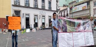 Productor de café del ejido El Tronconal denuncia que lixiviados del basurero afectan su finca de café.