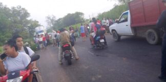 Familiares de 100 alumnos de primaria  bloquean carretera costera del Golfo.