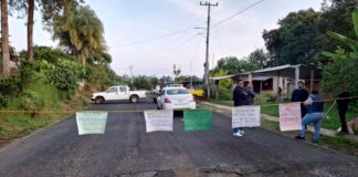 Bloquean carretera Totutla-Xalapa por falta de un maestro en Ohuapan.