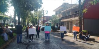 Con manifestación piden reinstalar a docente cesado por presunto maltrato en Actopan.
