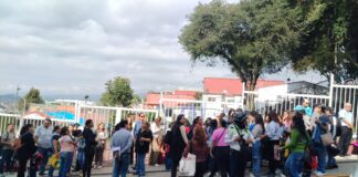 Toman la escuela en demanda de reparaciones.