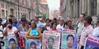 Madres y Padres de los 43 estudiantes desaparecidos denuncian falta de avances en reunión con Sheinbaum.