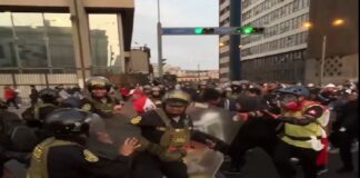 Estudiantes peruanos y Policía Nacional del Perú en Marcha de la Generación Z .