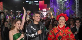 Pipe Bueno se presentó en el especial Viva México, el Grito de Telemundo .