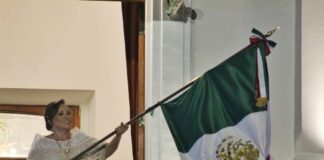 Rocío Nahle hace historia al dar el Grito de Independencia como primera gobernadora de Veracruz.