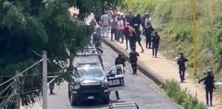 #Videos: Reportan enfrentamiento en carretera Fortín–Huatusco; manifestantes se rebelan contra autoridades.