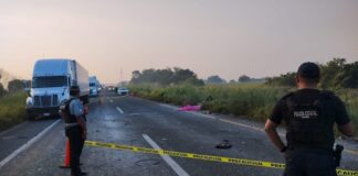 Reportan dos personas fallecidas por volcadura de camioneta cargada con pirotecnia, en Tinaja–Cosamaloapan.