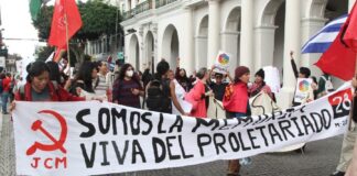 Marchan en Xalapa para conmemorar el 57 aniversario del Movimiento Estudiantil de 1968
