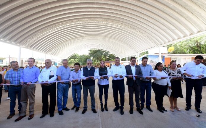 Alberto Islas entrega domo el tronconal