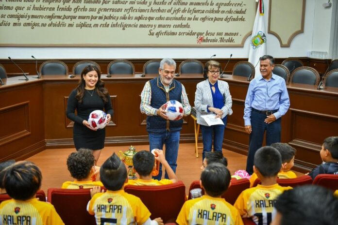 Alberto Islas recibe a equipo de futbol de niños