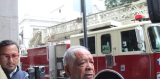 Bomberos trabajan en temporada de lluvias para prevenir inundaciones.