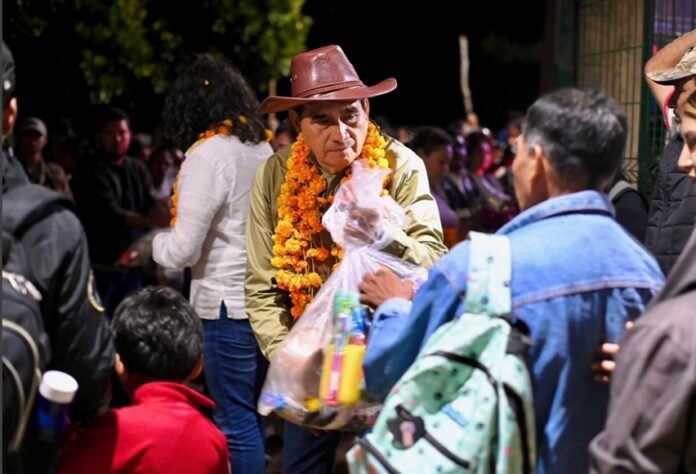 Esteban Bautista entrega apoyos en Chicontepec
