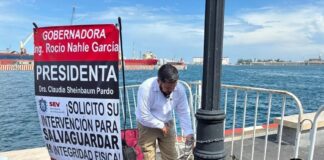 Pagarán seguro a maestro con discapacidad que se encadenó en malecón de Veracruz.