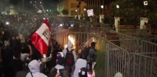 Perú declara estado de emergencia en Lima tras muerte de manifestante y cien heridos.