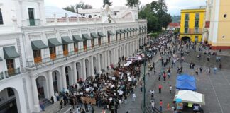 Miles de estudiantes de la UV marchan en Xalapa tras tragedia en Poza Rica .