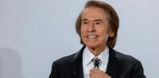 Raphael se recupera tras cancelar conciertos por bronquitis, según su entorno familiar.