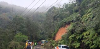 SICT continúa atendiendo deslaves y estado carretero en Veracruz.
