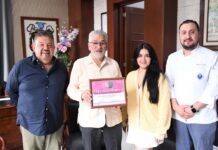 Entrega Consejo Gastronómico Veracruzano reconocimiento a Alberto Islas.