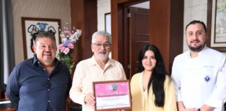 Entrega Consejo Gastronómico Veracruzano reconocimiento a Alberto Islas.