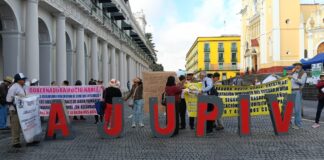 Jubilados y pensionados reanudan plantón frente a Palacio de Gobierno .