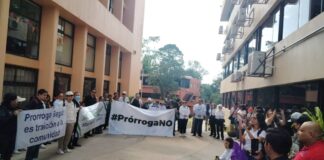 Red UV por la Legalidad exigen resolver amparos y devolver la legalidad a la Universidad Veracruzana.