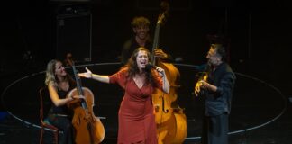 Emotivo, íntimo y reivindicativo el concierto de Silvia Pérez Cruz en Teatro Cervantes de Málaga