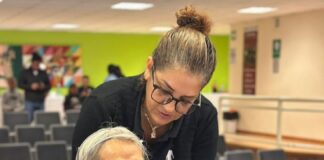 Personas con discapacidad auditiva reciben apoyo gratuito a través del DIF Estatal.