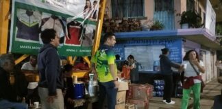 Feligresa xalapeña lleva más de 16 años regalando pambazos a peregrinos de San Rafael Guízar y Valencia.