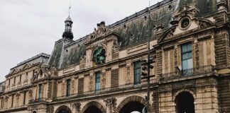 Robo de joyas imperiales sacude al Museo del Louvre.