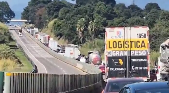 Paro nacional de transportistas amenaza con colapsar carreteras en México este lunes