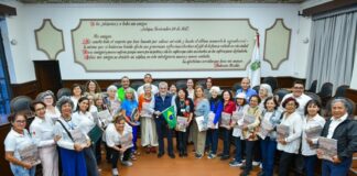Recibe Alberto Islas a turistas brasileños .