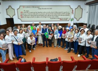 Recibe Alberto Islas a turistas brasileños .