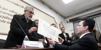 Reconoce Cabildo trayectoria y logros de Daniel Aceves .