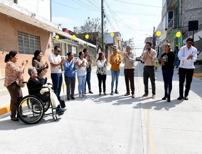 Alberto Islas entrega obra de pavimentacion