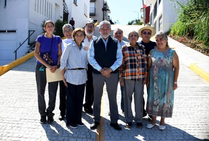 Alberto islas recibe reconocimieno de vecinos por obra pública