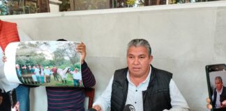 Alcalde electo de Tonayán asegura que es víctima de un fotomontaje sonde se le ve con armas.