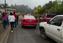 Bloquean carretera Xalapa–Córdoba en Tlaltetela por falta de docente en primaria de Axoyatla.
