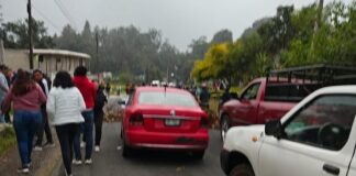 Bloquean carretera Xalapa–Córdoba en Tlaltetela por falta de docente en primaria de Axoyatla.