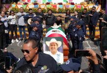 Exigen justicia por el asesinato de Carlos Manzo en Uruapan.